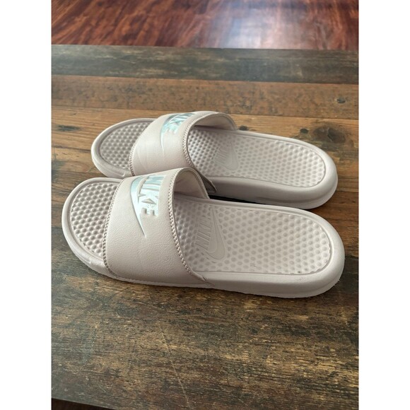Women's Nike Benassi Rose Pink Silver Slides Slip On Sandals Flats Shoe Size 9 - Picture 2 of 4